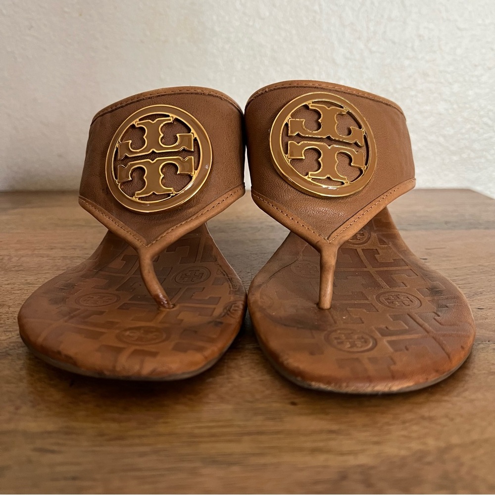 Tory Burch Tan Kitten Heel Sandal Gold Logo Size 8M - Picture 4 of 16